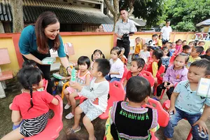 Trao tặng 108.500 ly sữa cho trẻ khó khăn tỉnh Yên Bái