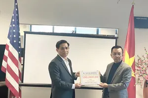 Ông David Dương tặng 120.000 USD cho đồng bào miền Trung