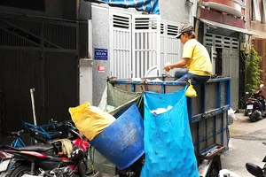 Phân loại, thu gom rác thải nguy hại hộ gia đình