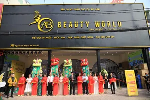 AB Beauty World: khách hàng “càn quét” mỹ phẩm xịn giá 7.000 đ