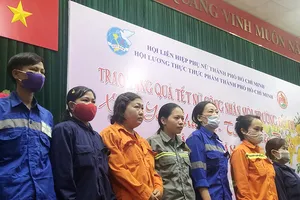 Trao quà tết cho 300 nữ công nhân vệ sinh môi trường