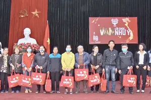 Bia Việt trao 3.200 phần quà Tết cho các gia đình khó khăn