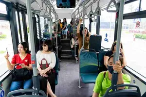 Háo hức trải nghiệm xe buýt điện đầu tiên của VinBus