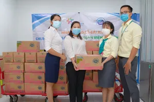 Cô Gái Hà Lan trao 450.000 ly sữa cho các vùng tâm dịch COVID