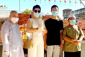 Bà Lê Hoàng Diệp Thảo tặng quà cho trẻ mồ côi dịp 1-6