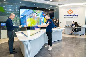 Trải nghiệm dịch vụ và nhận quà tại PGD thông minh của LienVietPostBank