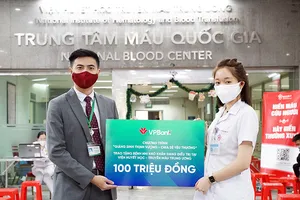 VPBank tặng 100 triệu đồng hỗ trợ bệnh nhi ở Viện Huyết học và Truyền máu TW