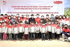 Dai-ichi Life Việt Nam hỗ trợ 500 triệu đồng cho trẻ em Mèo Vạc, Hà Giang