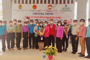 VWS tặng quà Tết và hỗ trợ khám bệnh cho 400 hộ khó khăn ở Bình Chánh