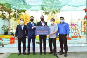 Royal London tặng sân chơi và quà tết cho học sinh ở Bình Dương