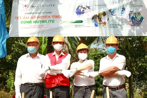 Nutrilite hỗ trợ khám bệnh miễn phí và trao quà cho 250 người dân Bến Tre