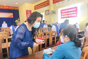 VWS chăm lo quà tết cho 154 gia đình chính sách vùng căn cứ cách mạng Bến Tre