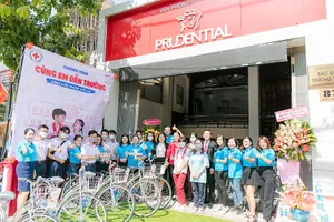 Prudential tặng 20 chiếc xe đạp cho học sinh nghèo vượt khó quận Gò Vấp và TP. Thủ Đức