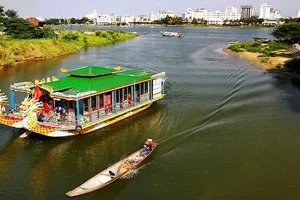 Khám phá dịch vụ ăn tối giá rẻ và nghe ca Huế trên thuyền rồng sông Hương