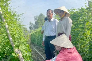 Cận tết, 'chủ nợ' đi thăm vườn và tặng quà tết cho người 'mượn tiền'