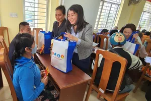 VWS tặng hàng trăm phần quà Tết cho gia đình chính sách, hộ nghèo Bình Chánh, Cần Giờ, Bến Tre