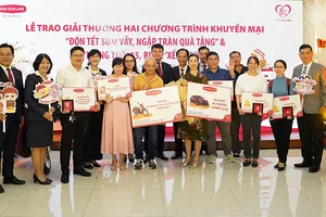 Dai-ichi Life Việt Nam trao giải cho khách hàng trúng thưởng của năm 2022