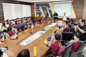 Học sinh tiểu học quốc tế thích thú khi tham quan bãi rác Đa Phước