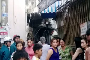 Nhà dân bốc cháy, khu phố hoảng loạn 