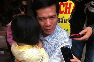 Bố đẻ không tin con gái “cắt chân” mẹ làm chuyện đó