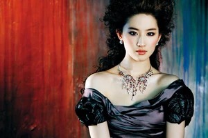 Mỹ nhân Hoa ngữ mê son môi màu đỏ