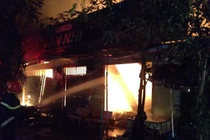 Chủ đốt nến bỏ đi, tiệm tạp hóa cháy rụi