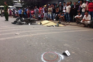 Cướp lao vào xe tải tử vong tại chỗ