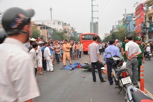 Té xuống đường, nữ sinh viên bị xe khách cán chết 