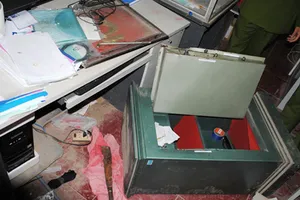 Thuê ôtô đi trộm két tại nhiều công sở