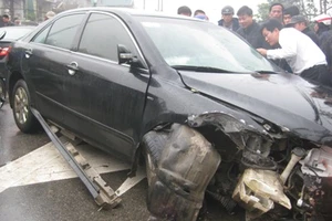 Xe ô tô "làm loạn" trên đường