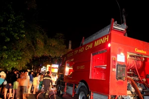 Cháy cơ sở gỗ trong đêm, năm công nhân thoát chết