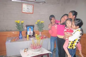 Bỏ mặc lao động ở xứ người, bố vợ và con rể bị bắt