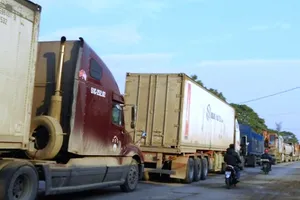 Quốc lộ ùn tắc kéo dài giữa đêm khuya