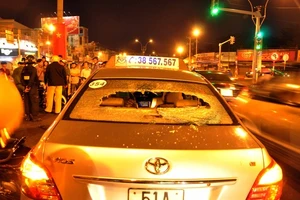 Va chạm, tài xế taxi rượt đánh người trên phố
