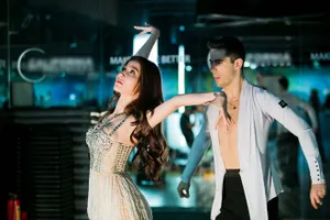 Diễm My 9X xúng xính thử váy ngay trên sàn tập nhảy