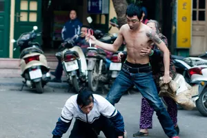 Con cầm kéo đánh mẹ giữa phố cổ Hà Nội 