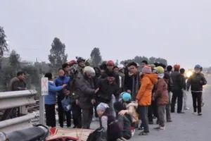 Đi ăn cưới về băng qua đường sắt, 4 người thương vong