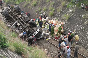 Xe tải rơi xuống vực đường sắt, giao thông tê liệt