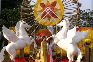 Đường hoa Trấn Biên “níu” chân du khách