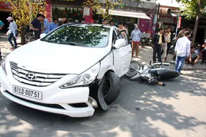 Tai nạn liên hoàn làm cô gái trẻ nhập viện