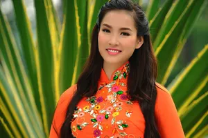 Vương Thu Phương đẹp mặn mà với áo dài