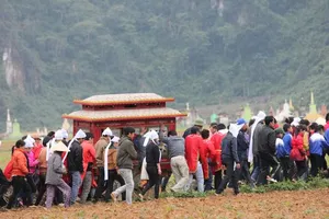 Không cho quan hệ, dùng đá đập chết bé gái 12 tuổi