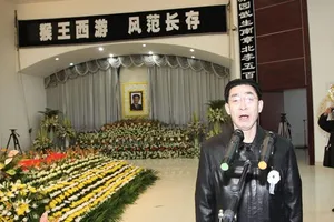 Gia đình Lục Tiểu Linh Đồng đánh nhau trong lễ tang