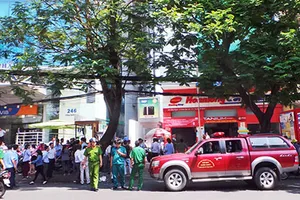 Khói đen phủ kín cao ốc, hàng trăm người tháo chạy