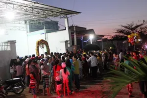 Người dân ùn ùn đi xem đám cưới vắng chú rể