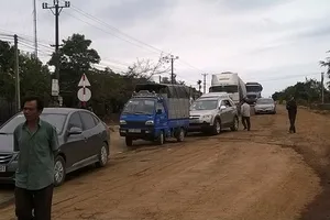 Xe chở gỗ sụp hố, Quốc lộ 14 ách tắc hơn 4 giờ