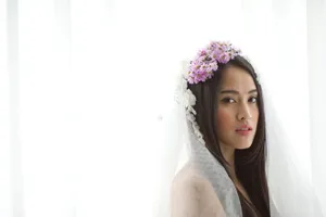 Diễn viên 'Quả tim máu' chụp ảnh bán nude, khoe hình xăm