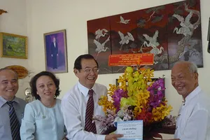 Mong các thầy thuốc tiếp tục chăm lo tốt sức khỏe nhân dân 