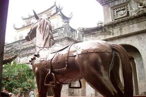 “Ngựa lạ” bị trục xuất ở đền Phù Đổng