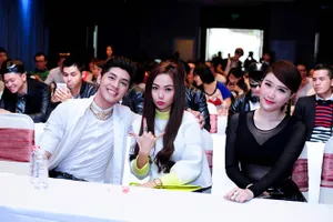 Minh Hằng diện váy siêu ngắn bên Noo Phước Thịnh